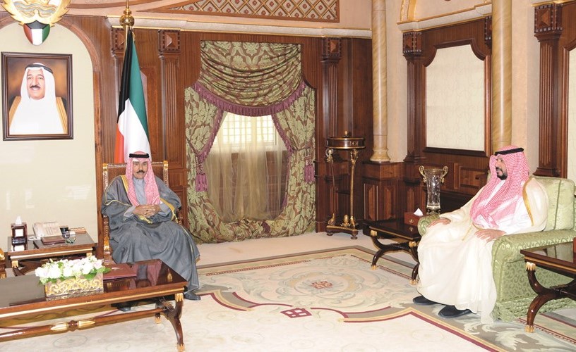 سمو ولي العهد خلال لقائه الشيخ طلال الخالد ﻿