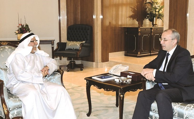  الشيخ علي الجراح مستقبلا السفير مايكل دافنبورت ﻿