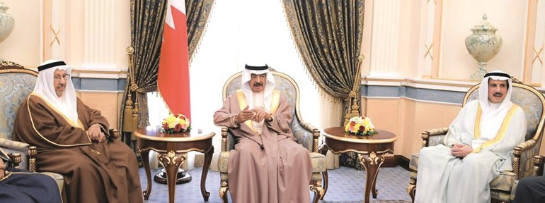 رئيس الوزراء البحريني الأمير خليفة بن سلمان مع السفير الشيخ عزام الصباح﻿