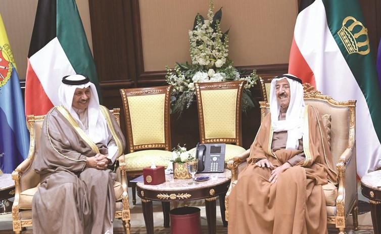 صاحب السمو الأمير الشيخ صباح الأحمد مستقبلا سمو رئيس مجلس الوزراء الشيخ جابر المبارك ﻿