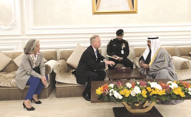 الشيخ ناصر صباح الأحمد مستقبلا مبعوث الرئيس الفرنسي﻿