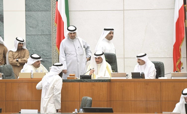 رئيس مجلس الأمة مرزوق الغانم وأمين السر د. عودة الرويعي وأنس الصالح ومبارك الحجرف وعبدالوهاب البابطين وعلام الكندري على المنصة(هاني الشمري)﻿