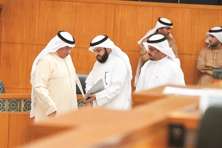 الشيخ خالد الجراح وعبدالله فهاد وماجد المطيري﻿