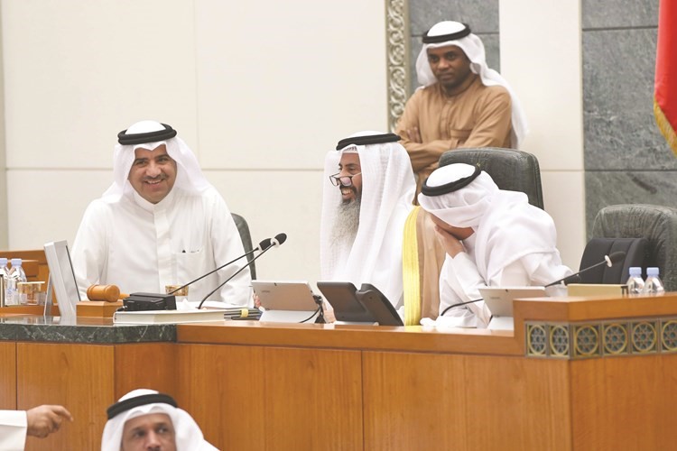 نايف المرداس مترئسا جلسة أمس وبجانبه د. عودة الرويعي وعبدالوهاب البابطين﻿