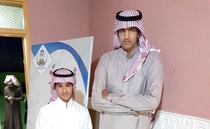 شاهد.."الرشيدي" طالب سعودي في المرحلة الثانوية ويتجاوز طوله المترين