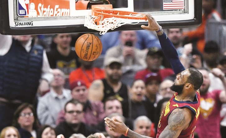 جيمس.. عملاق أمام رابتورز في الـ«NBA»