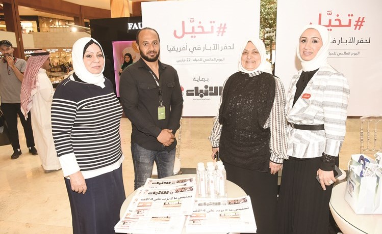 الوزيرة هند الصبيح ومنيرة الكندري داخل جناح الأنباء مع الزميلة ليلى الشافعي وحمادة جودة﻿