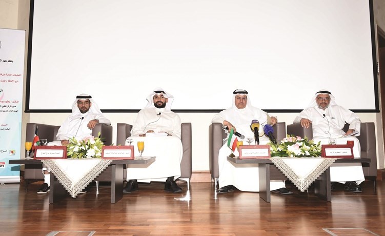 د.يعقوب الزايد وعبدالعزيز الشعيب ومبارك البداح خلال الندوة	(متين غوزال) ﻿