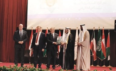 علي العلي يتسلم تكريم الشيخة فريحة الأحمد ﻿