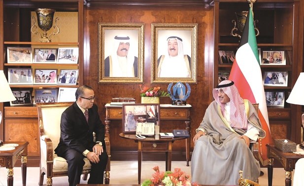 الشيخ صباح الخالد خلال لقائه سفير لاو الديموقراطية الشعبية الصديقة لدى الكويت بوناكو لانجسي﻿