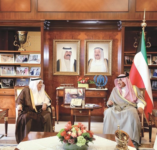 الشيخ صباح الخالد مستقبلا السفير د. عبدالعزيز الفايز ﻿