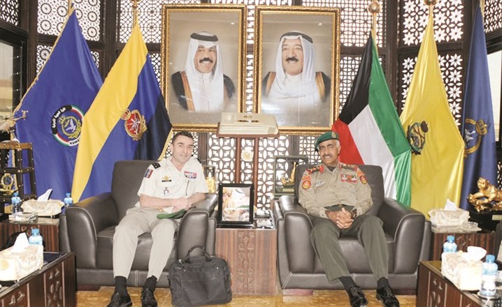 الفريق الركن محمد الخضر مستقبلا اللواء هيرفي غومار﻿