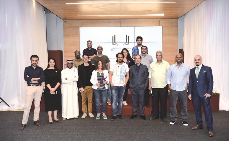 بثينة العيسى ومحمد العتابي مع عدد من المشاركين في ملتقى الحكايا والحكائين﻿