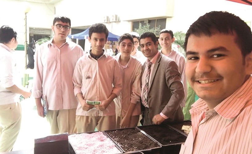 الطالب يوسف مفرح الشمري وسيلفي توثيقا للمشاركة ﻿