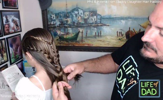 بالفيديو والصور.. أب يبتكر أروع تسريحات الشعر لابنته
