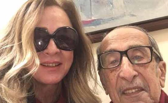 نجلاء فتحي ترد على شائعة مرضها بصورة