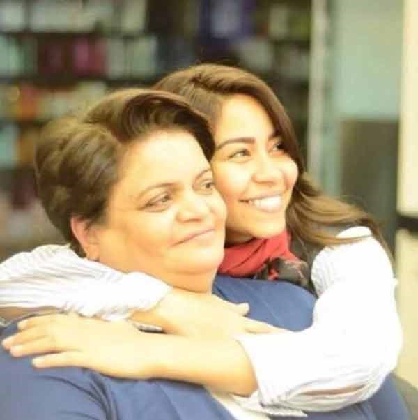 بالصورة.. بعد تغيّر ملامح وجهها.. هل تشبه شيرين عبدالوهاب والدتها؟