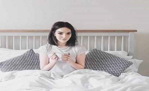 سيدة تتلاعب بصور عيد ميلادها لتثبت تزييف صور انستجرام