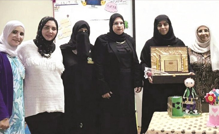 نيللي عبدالستار تكرم محاسن عطية وتبدو فاطمة العنزي ومنال عبدالهادي وإيمان السالم  ﻿