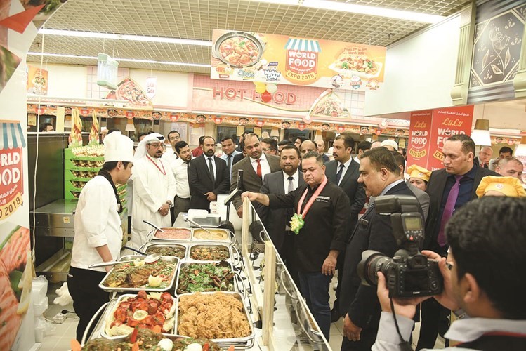 جولة على المعروض من أنواع الاطعمة﻿