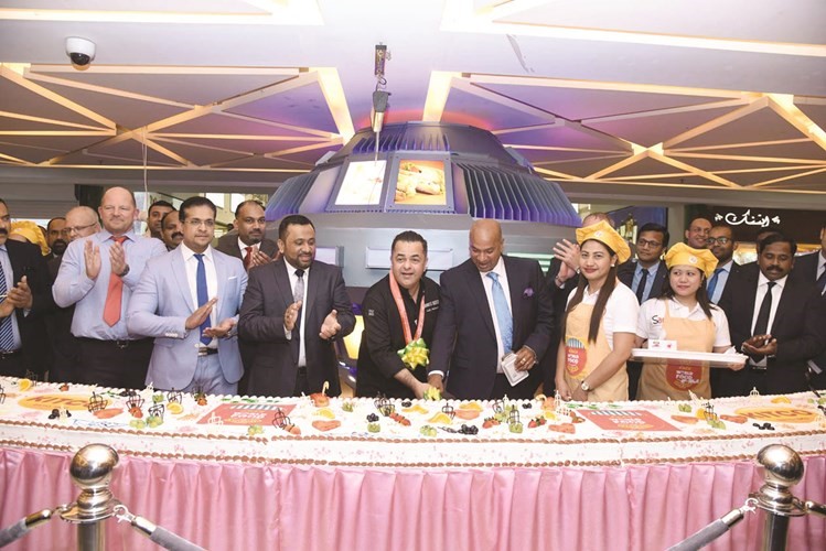 مشاركة بقطع كيكة المهرجان﻿