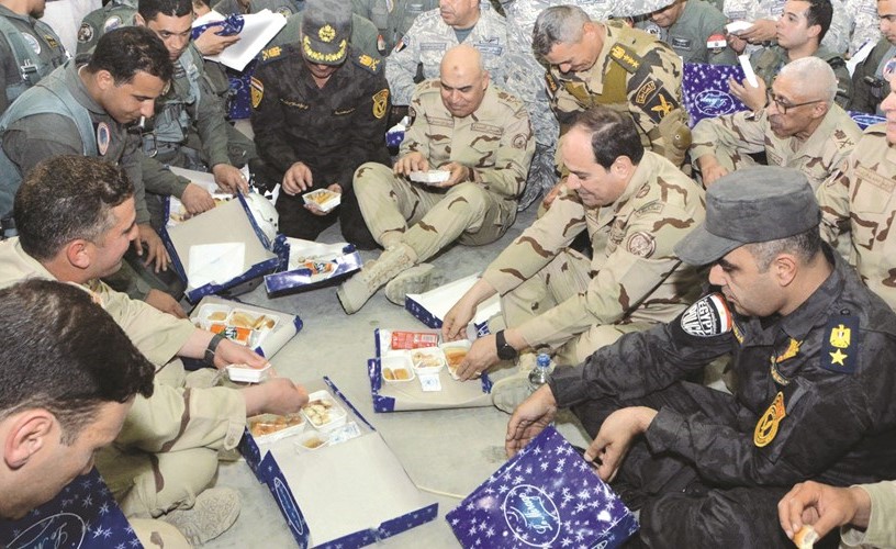 الرئيس عبدالفتاح السيسي يتناول وجبة الإفطار مع عدد من أفراد القوات المسلحة خلال زيارته للقاعدة الجوية﻿