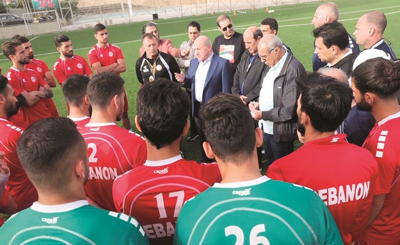 م. هاشم حيدر في حديث مع اعضاء المنتخب اللبناني ﻿