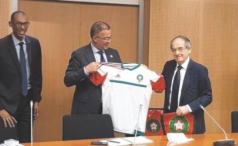 فوزي لقجع يهدي قميص المنتخب المغربي لنويل لوغريت﻿