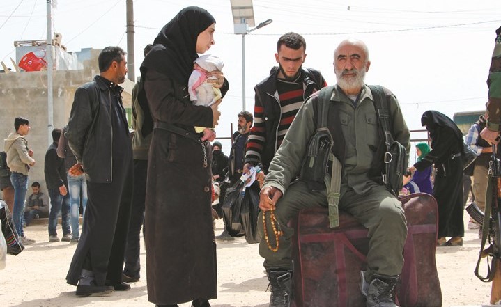بعض السوريين الذين تم إجلاؤهم من حرستا في الغوطة الشرقية يصلون لمخيم للنازحين في محافظة إدلب امس 	(أ.ف.پ)﻿