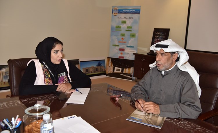 د.محمد المقاطع متحدثا للزميلة آلاء خليفة -(ريليش كومار) ﻿