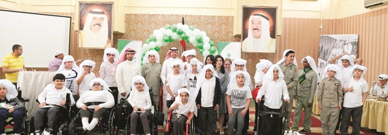 لقطة تذكارية مع طلبة الرجاء﻿
