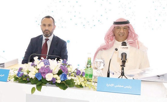 الشيخ محمد الجراح ومحمد سعيد السقا خلال عمومية «الدولي»                (محمد هاشم)