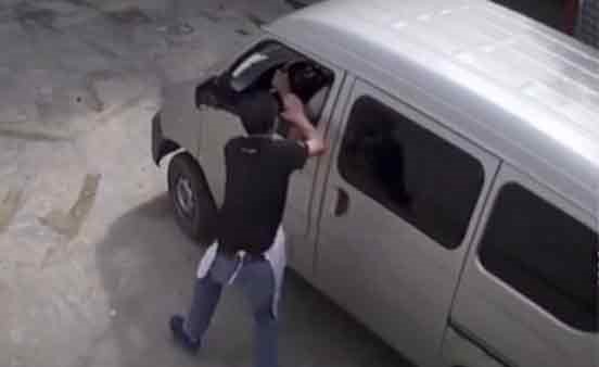 بالفيديو.. حاول استرجاع كلبه فلقي حتفه بطريقة مأساوية