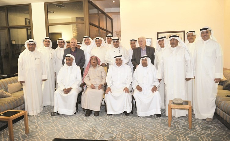 السفير د.عبدالعزيز الفايز وم.ضاري البرجس وعدد من رواد ديوان البرجس﻿