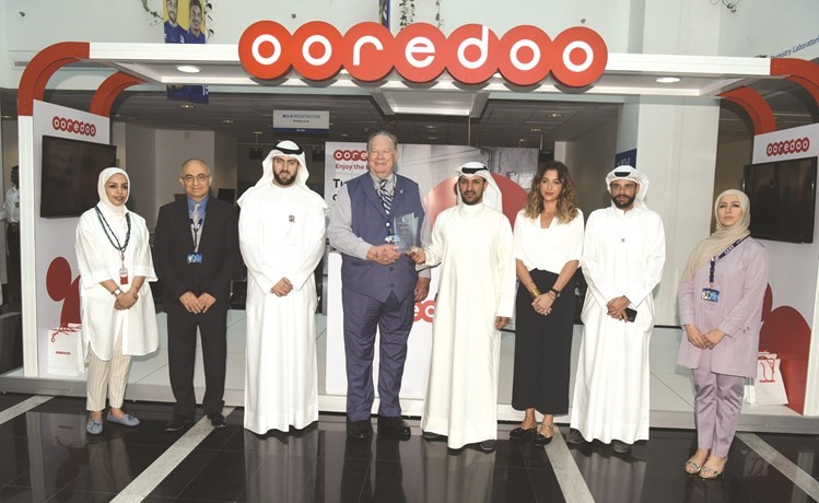 شركة ooredoo تكرم د.دونالد بيتس﻿