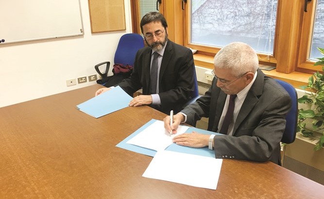 د.عدنان شهاب الدين خلال توقيع الاتفاق مع ممثل مع مركز ICTP ﻿