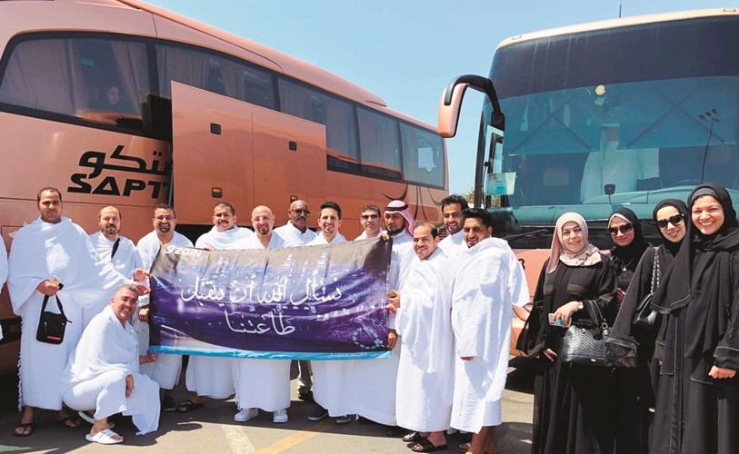 الشيخ فهد الكندري يتوسط موظفي زين خلال رحلة العمرة﻿