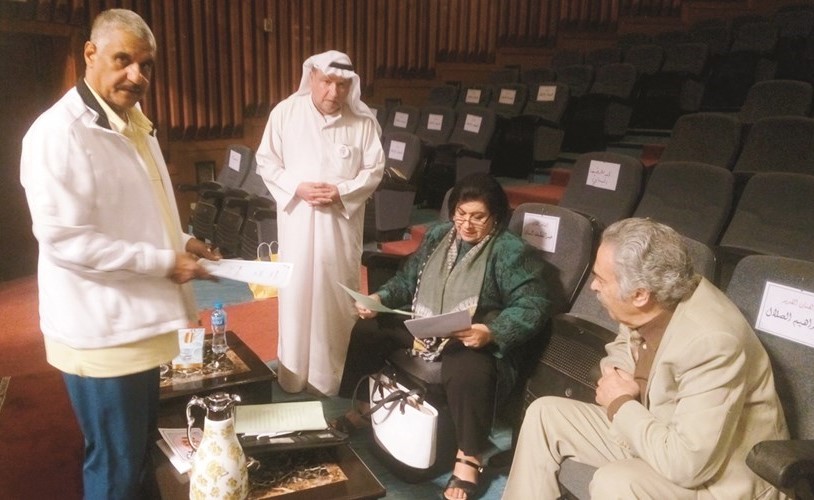 الخضر والغوينم وأمل عبدالله ود.أنطون بارا خلال ترتيب فقرات الحفل﻿