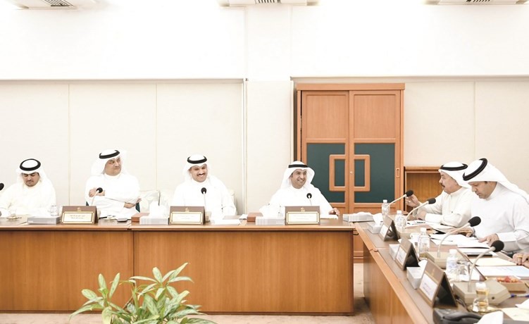نايف الحجرف ود. محمد الهاشل اثناء الاجتماع﻿