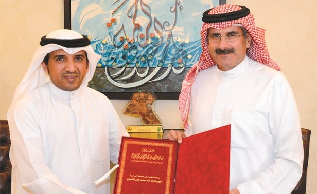 الشيخ مبارك الدعيج أثناء استقباله د. مبارك سعيد العجمي﻿