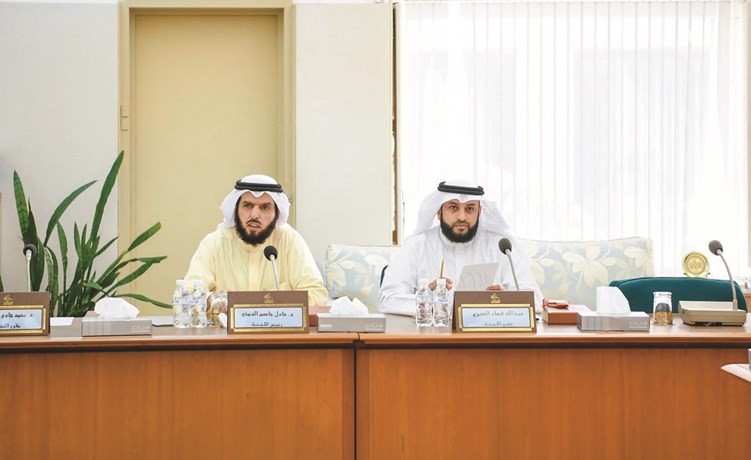 عبدالله فهاد ود. عادل الدمخي أثناء الاجتماع﻿