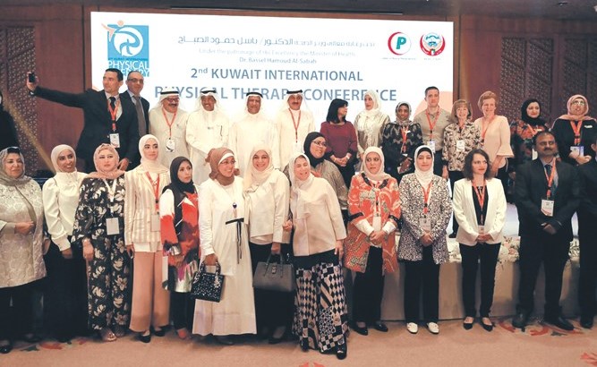 ﻿د. فاطمة العسومي ود. عبدالله زمان مع المشاركين في المؤتمر﻿