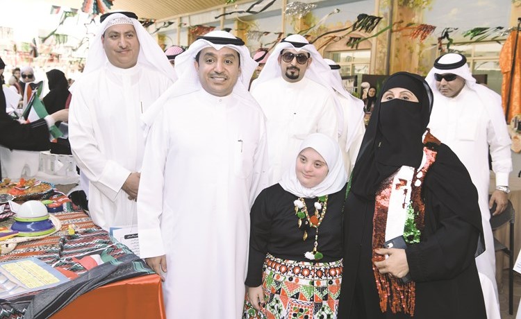 فريدة العجمي مكرمة راعي الحفل د.عبدالمحسن الحويلة﻿