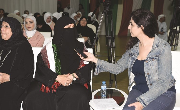الزميلة ندى ابو نصر متحدثة لمديرة مدرسة الوفاء فريدة العجمي﻿