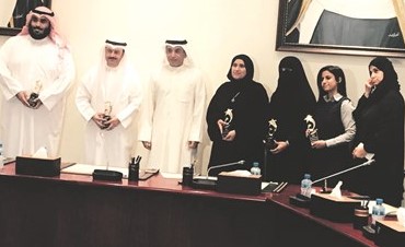 الوزير د.حامد العازمي مع الفائزين﻿