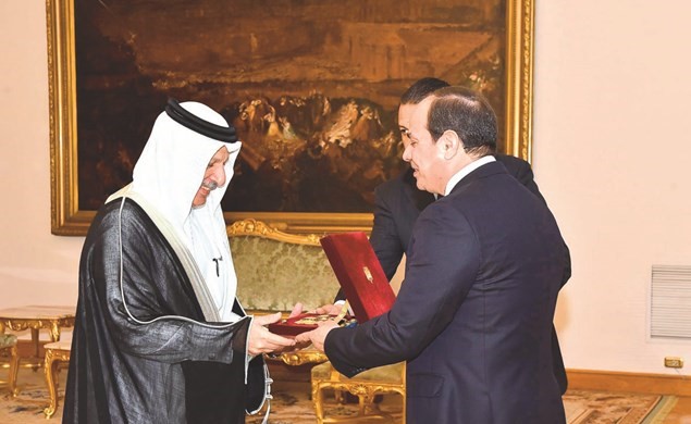 السيسي يمنح القطان وشاح النيل﻿