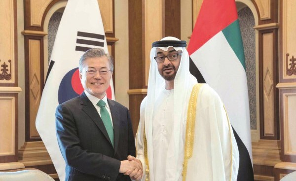 صاحب السمو الشيخ محمد بن زايد مستقبلا الرئيس الكوري الجنوبي مون جيه إن	(وام) ﻿