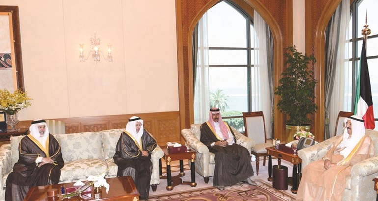 صاحب السمو الأمير الشيخ صباح الأحمد مستقبلا بحضور سمو ولي العهد ﻿﻿الشيخ نواف الأحمد الشيخ إبراهيم بن حمد آل خليفة﻿