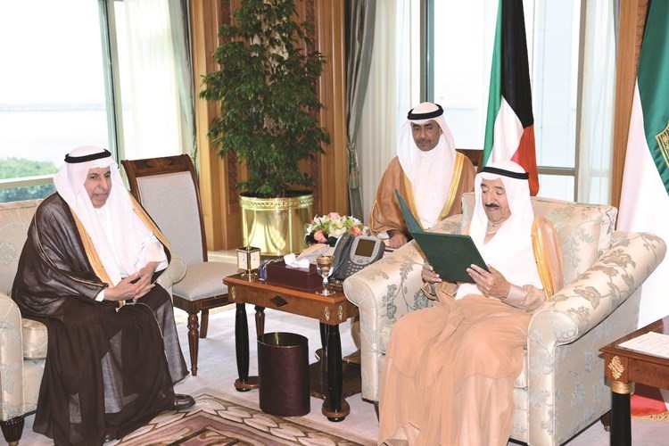سمو الأمير مستقبلا السفير السعودي لدى الكويت د.عبدالعزيز بن إبراهيم الفايز	﻿