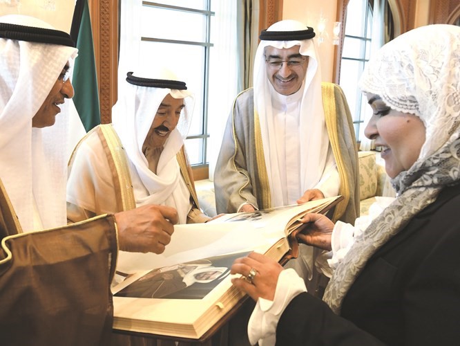 صاحب السمو خلال لقائه بخيت الرشيدي ونزار العدساني﻿